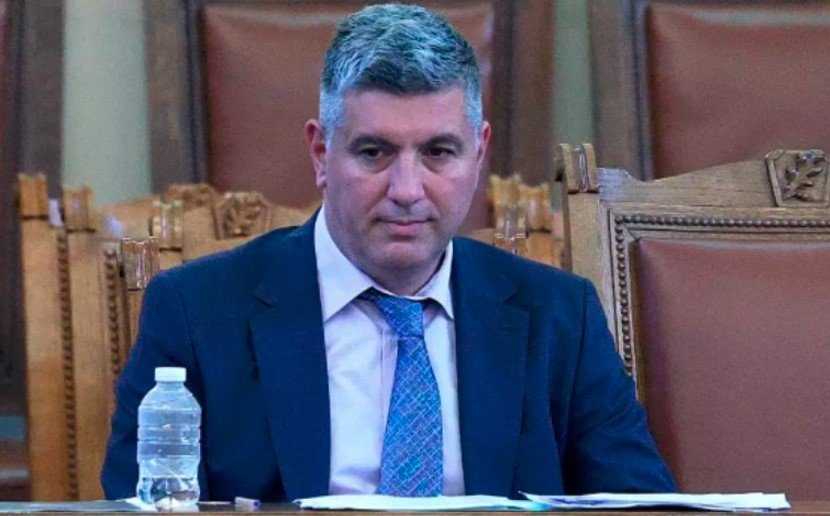 И регионалният министър не успя да помогне на Асен Василев да гласува утре