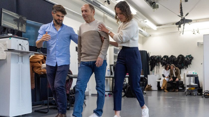 Дългогодишен пациент с болестта на Паркинсон, Марк Готие, на практика