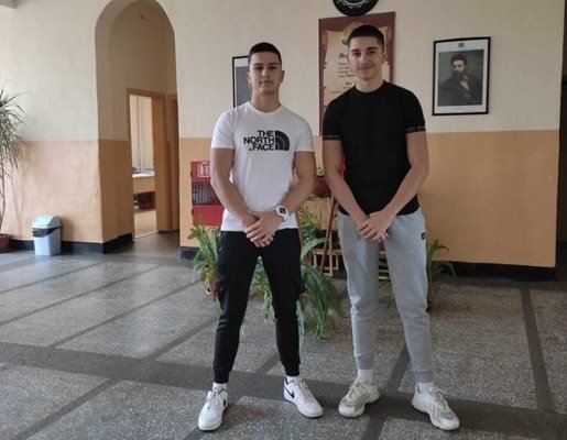 За пример: Двама ученици от Пазарджик намериха чанта с пари на земеделец и му я върнаха