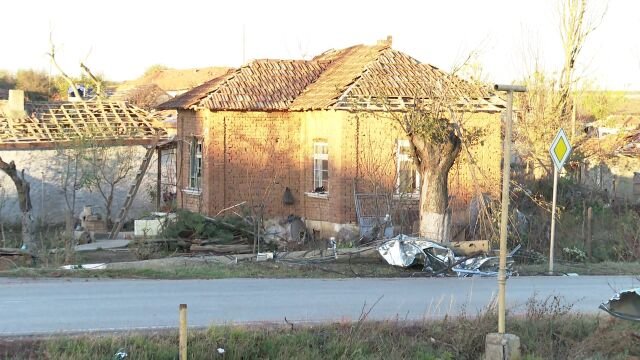 Като след война: Над 150 къщи пострадаха от смерча в село Лъвино