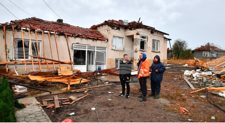 Силна буря отнесе покривите на близо сто къщи в исперихското