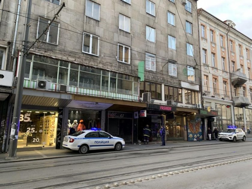 Пожар в магазин за дрехи на улица Алабин в центъра на София вдигна на крак столичните пожарникари. Инцидентът стана рано
