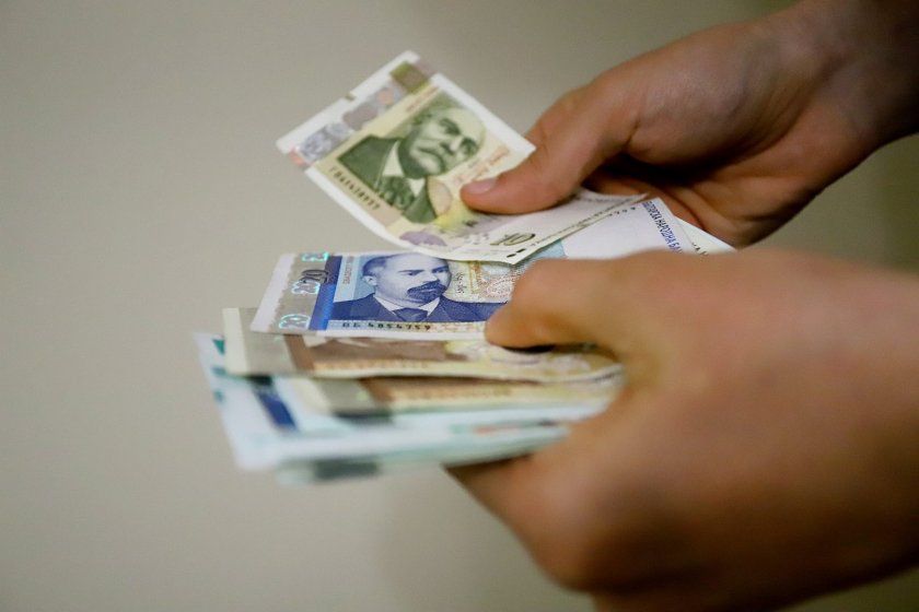 За първи път средната брутна работна заплата у нас е