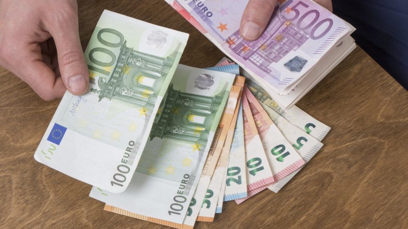 Гърция въвежда пълна забрана за плащане в брой над €500