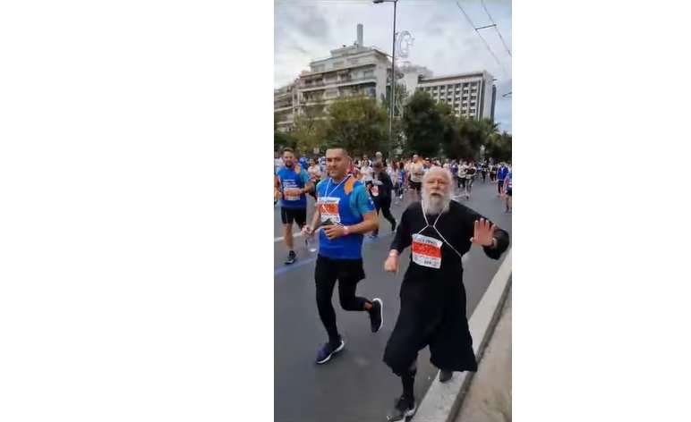 Архимандрит на 65 години се включи в 5-километров маратон, облечен