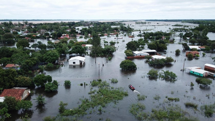 Проливни дъждове, причинени от метеорологичния феномен Ел Ниньо, предизвикаха наводнения