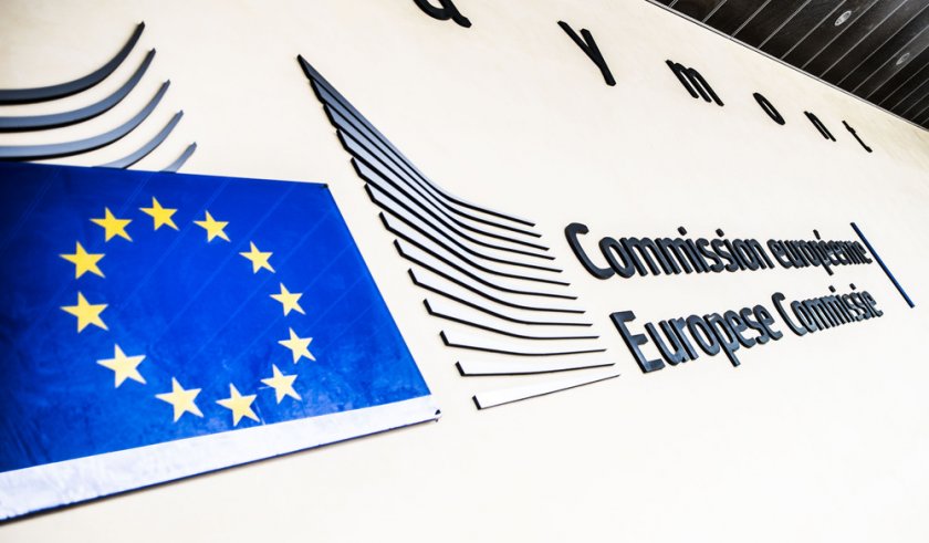 Европейската комисия опроверга днес съобщения в медиите, че води срещу