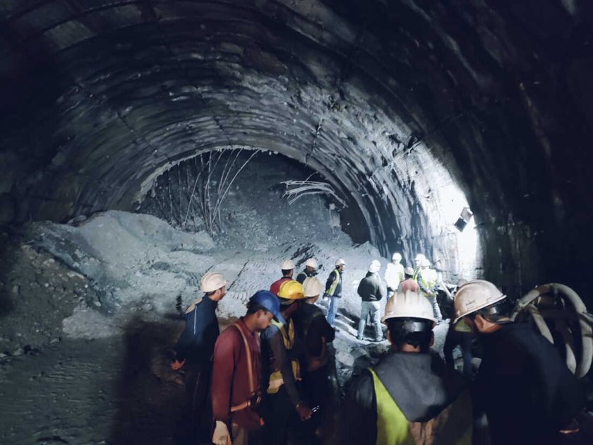 Индийските работници остават заседнали в срутения тунел