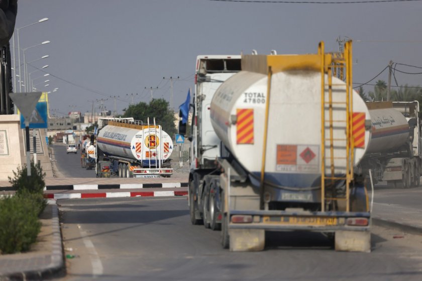 Първият камион доставящ гориво в ивицата Газа, откакто Израел наложи пълна обсада