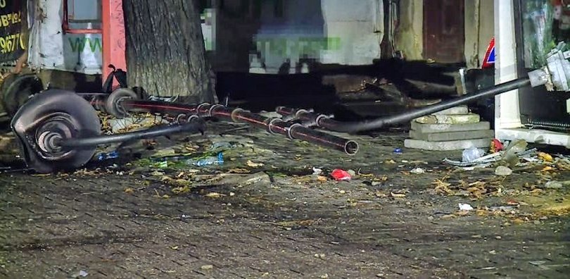 Кола се заби в хладилна витрина на оживен булевард във Варна