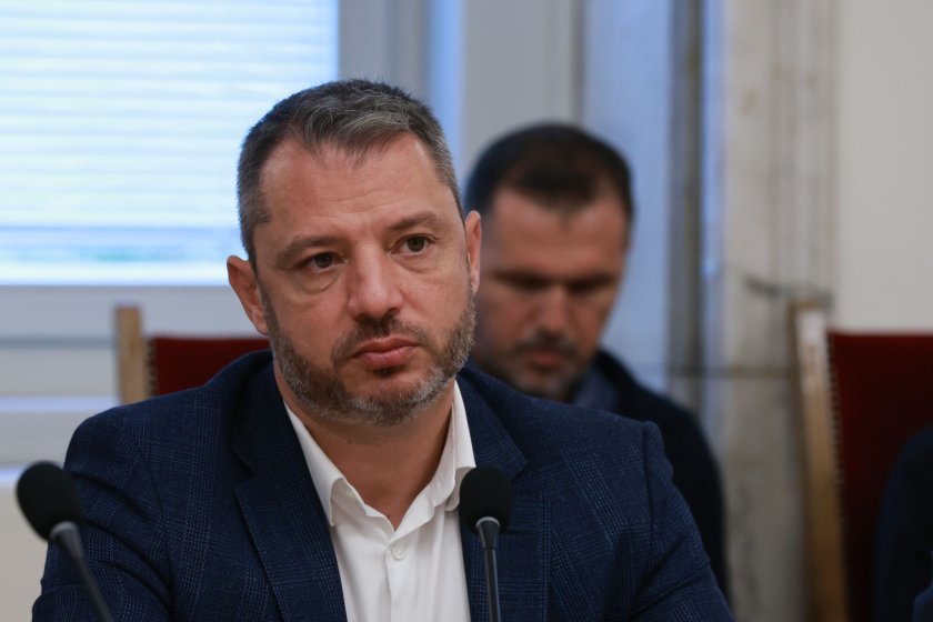 Денков прекали! Законът за компенсациите на горивата със 73 стотинки