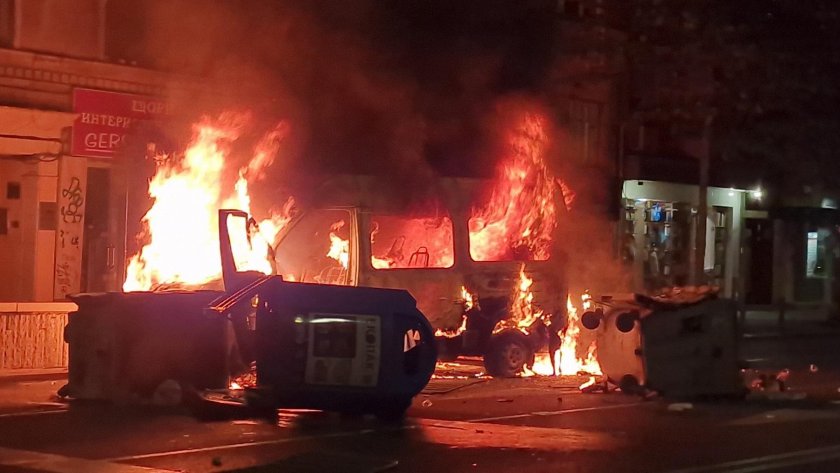 Феновете подпалиха микробус на полицията. Обстрелваха сградата на Турското посолство