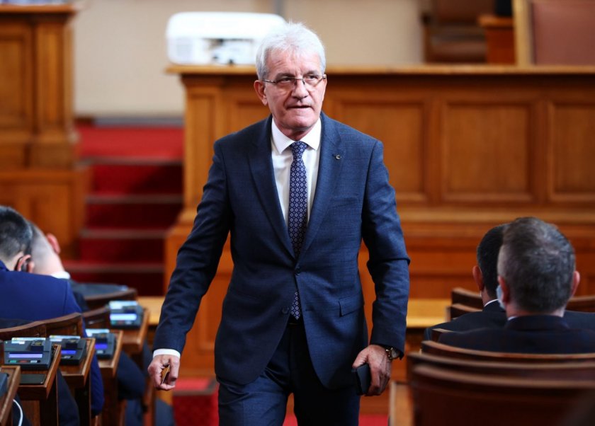 Някоя сутрин, когато Асен Василев се е събудил, е решил, че с 20 лева