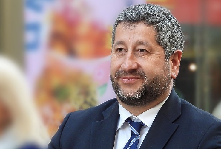 Конструкцията е достатъчно сложна и с най-различни напрежения, наслагвания, но