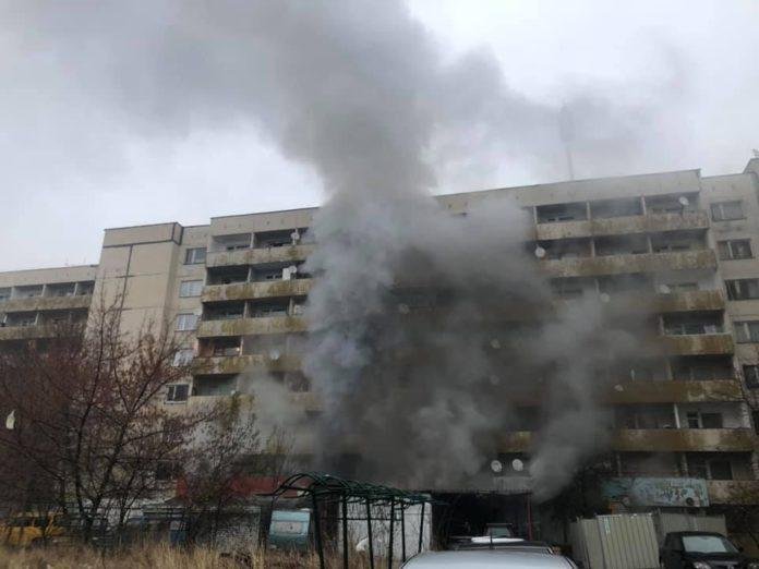 Пожар в жилищен блок в центъра на Русе, евакуират хора 