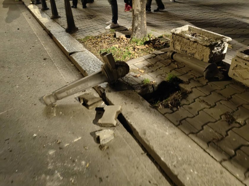 Щетите в центъра на София: Повредени колчета, стоянки за велосипеди и контейнери
