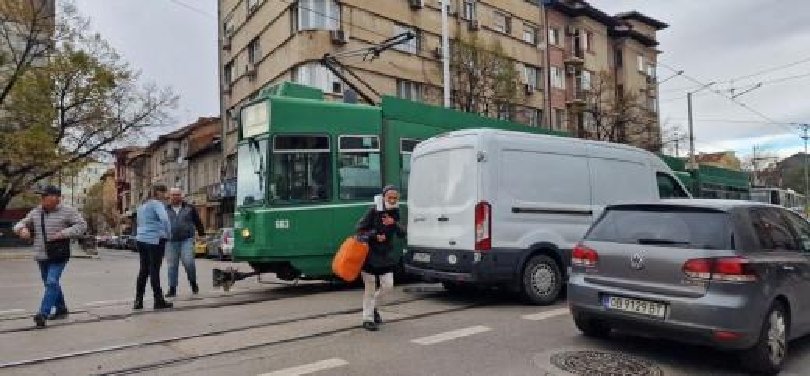 Трамвай и бус катастрофираха и причиниха задръстване в столицата