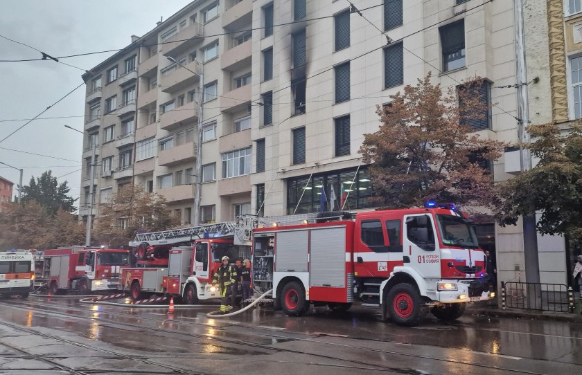 Късо съединение е предизвикало пожар в апартамент в бл. 91