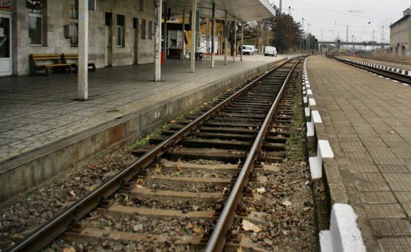 Бързият влак София-Бургас се движи с над два час закъснение заради инцидент с кола