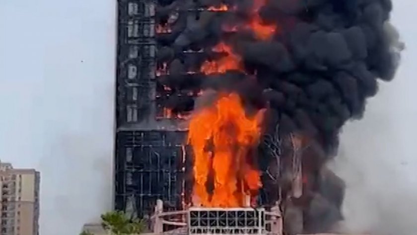 Пожар избухна в 40-етажна сграда в Китай