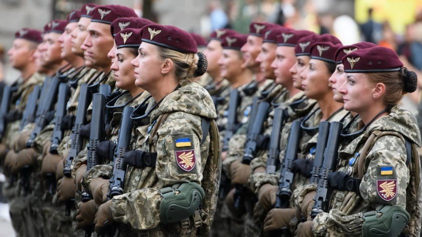 Над 40 000 жени служат в украинската армия в борбата ѝ срещу руските сили, се
