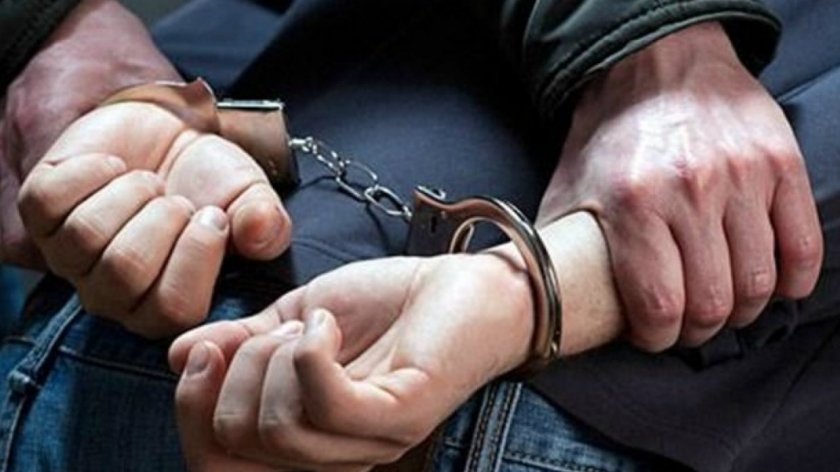 Във Варна: Задържаха мъж с килограм наркотици, пари и оръжия
