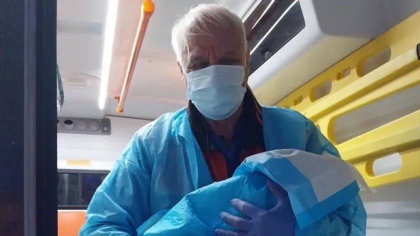 Фелдшер изроди бебе в линейка в Бургас. Историята разказа самият