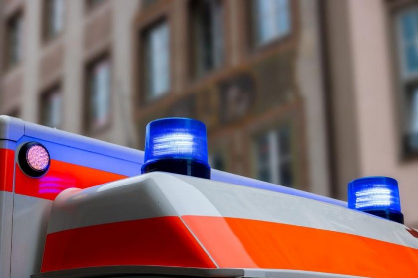 Петима пострадаха при катастрофа в Карловско, млада жена е в болница