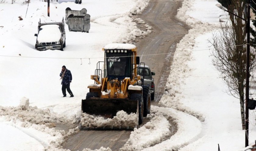 Страхотия: В Турция изкопаха предварително стотици гробове заради снега