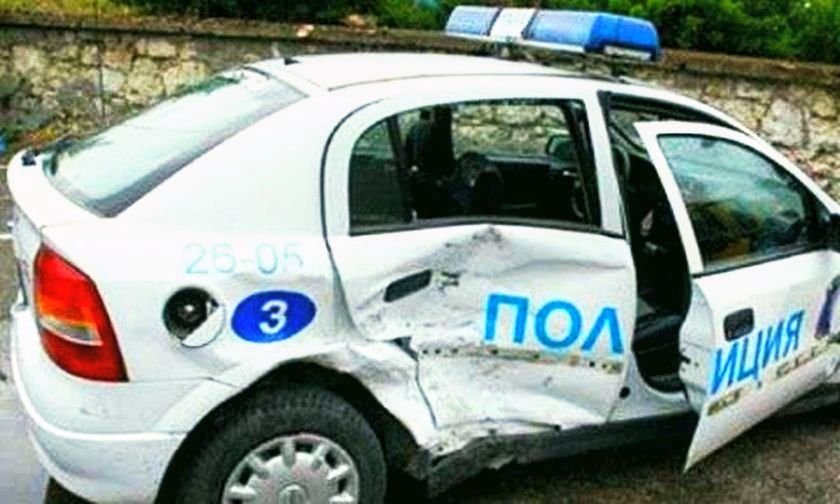 Джип с петима мигранти блъсна полицейски автомобил в Казанлък. До