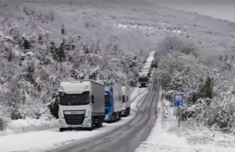 Заради снега: Спират тировете към Плевен, Монтана и Видин