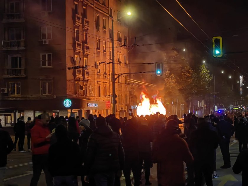 Минах през протеста, когато се събираха хората на ул. Гурко.