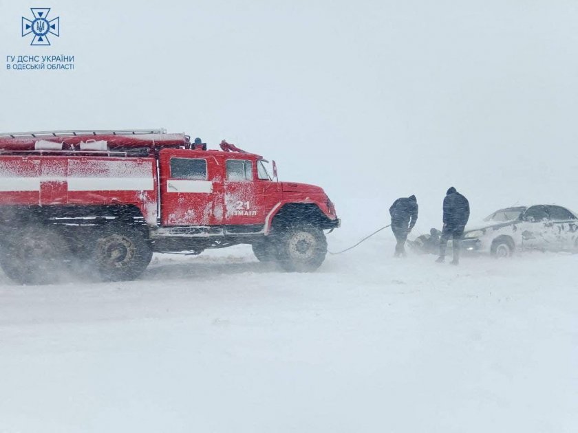 Най-малко десет души загинаха при зимните бури, обхванали Украйна, съобщи