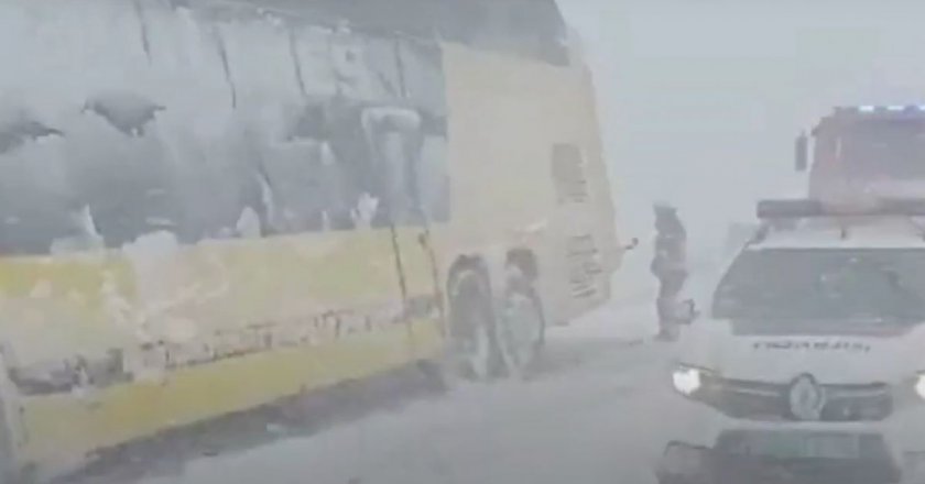 В снежен капан: Автобус от София за Украйна е паднал в канавка край Одеса (ВИДЕО)