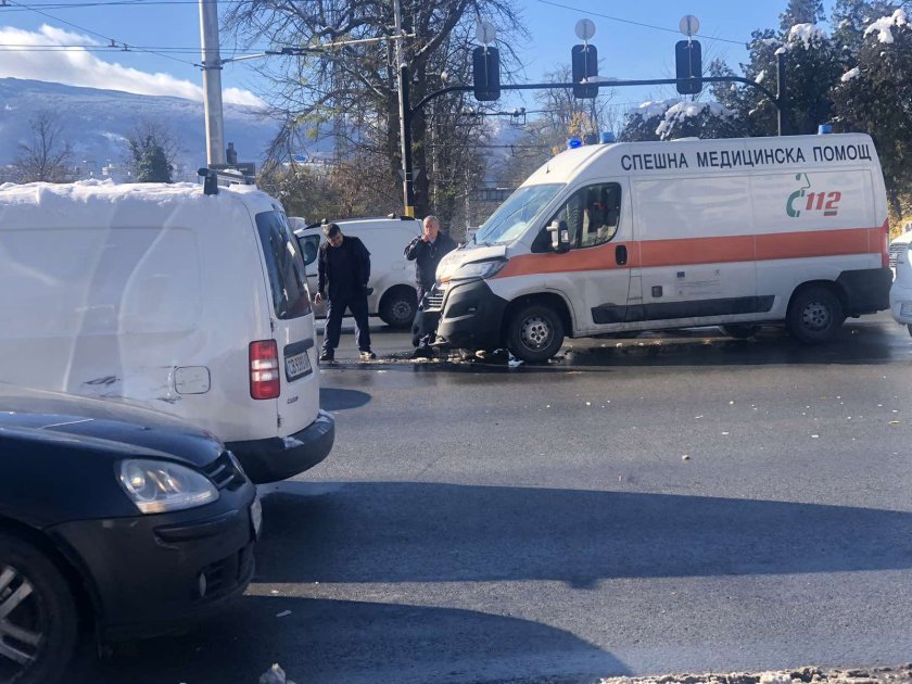 Катастрофа с линейка на Спешна помощ в София. Линейката е пътувала