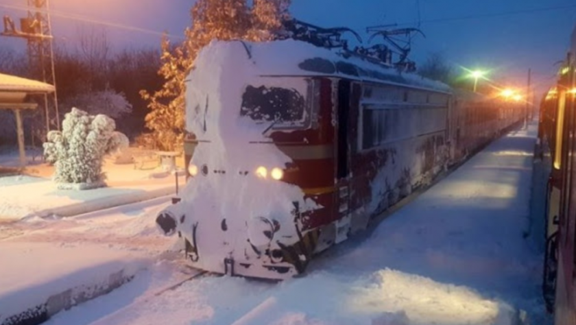 Три влака със 130 пътници, сред които и деца, са блокирани