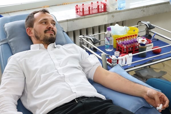 Благородна кауза: Свещеници дариха кръв в Деня на християнското семейство (ВИДЕО)