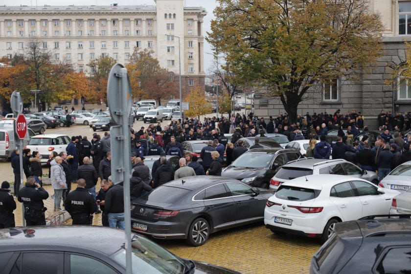Полицаи се събраха пред Народното събрание в защита на ръководството