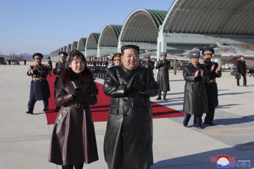 Щерката на Ким Чен Ун лъсна в Gucci на военна демонстрация 