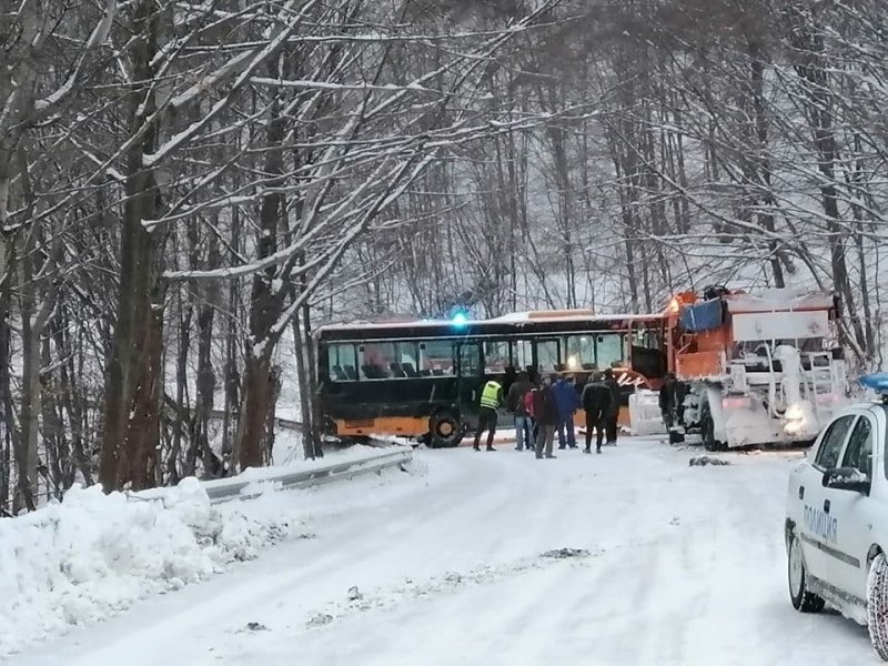 Автобус аварира на прохода "Петрохан"
