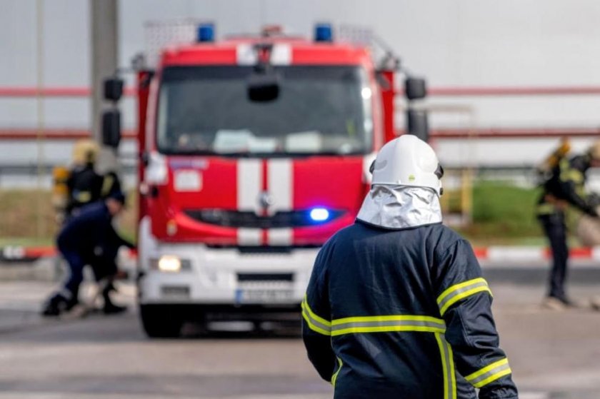 Евакуираха хора при голям пожар в блок в Ботевград, жена е с опасност за живота