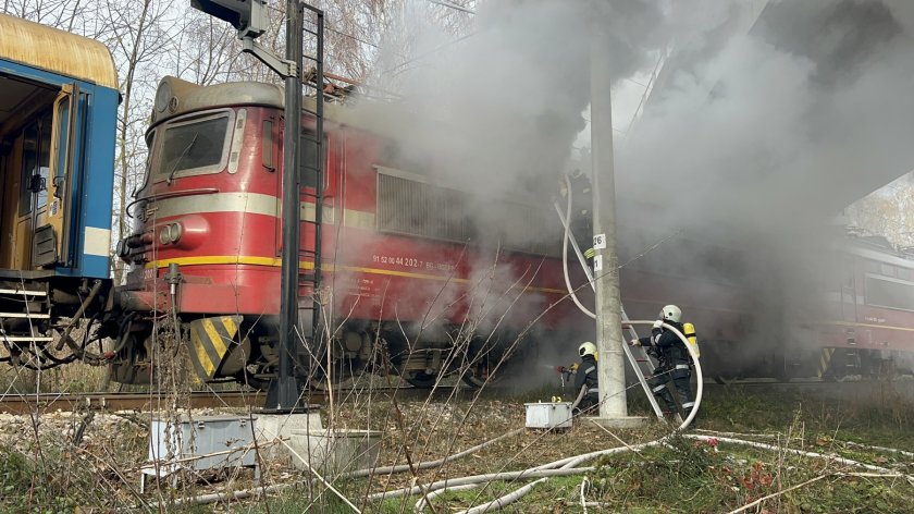 Локомотив се е запалил на гара "Тулово", имало 40 души във влака