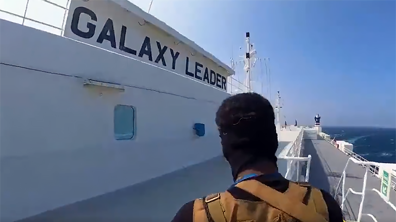 Йеменци танцуват и пушат наргилета на борда на “Galaxy Leader”