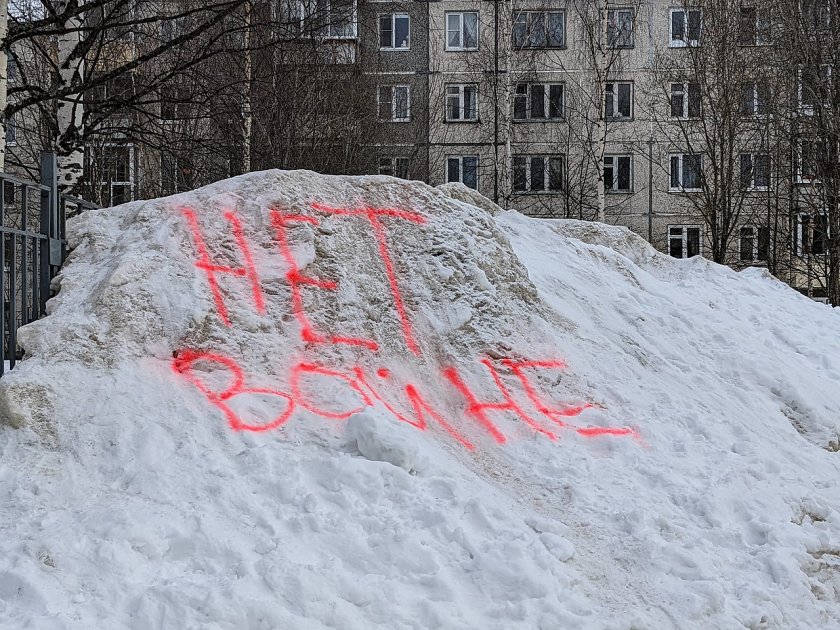 На 10 дни затвор осъдиха руснак, написал в снега "Не на войната"