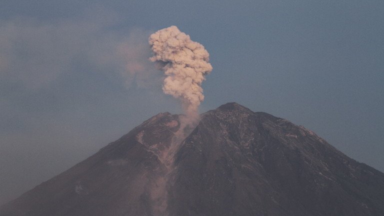 Алпинисти загинаха след изригване на вулкан в Индонезия 
