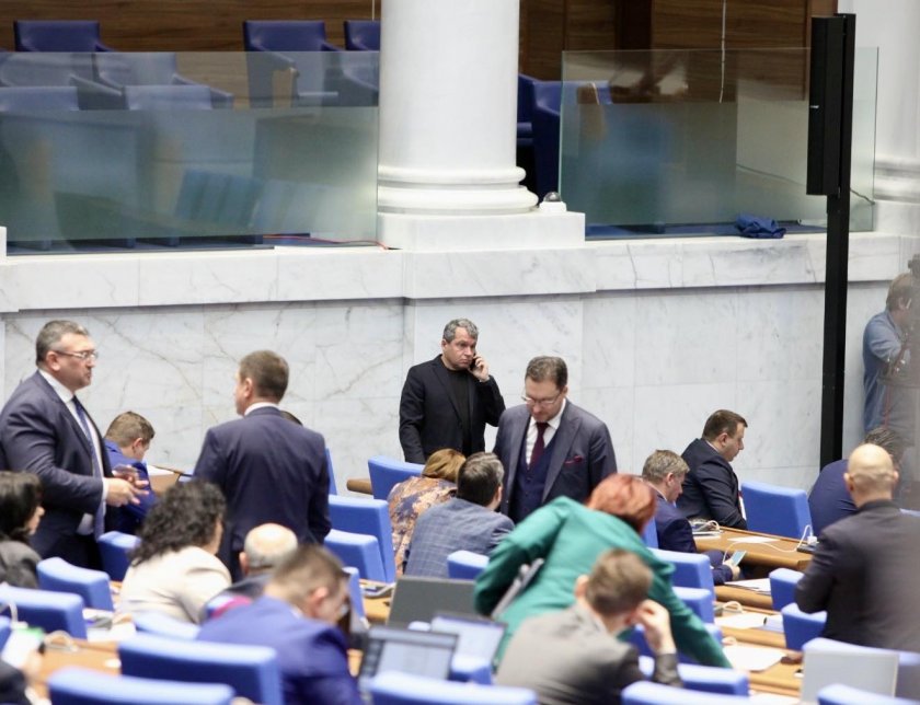 Суматоха и стрес в пленарна зала в парламента създаде поредното