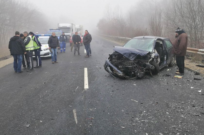 18-годишен шофьор с едномесечен стаж зад волана е предизвикал катастрофата