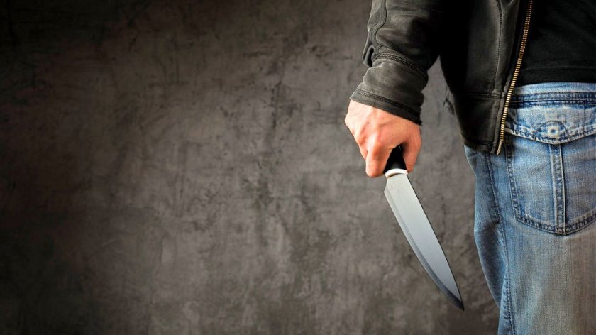 Алжирец си купи банички, отказа да плати и заплаши с нож двама охранители на магазина
