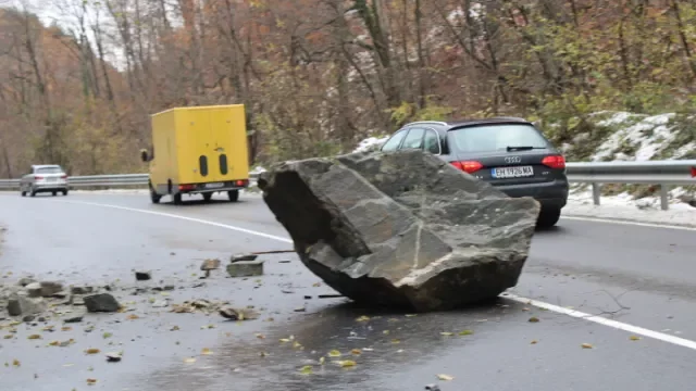 Огромна скала падна на пътя Симитли - Банско, като по чудо няма жертви