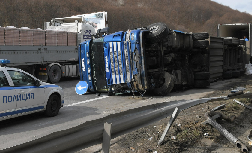 Шофьор бере душа след сблъсък между два камиона на пътя Бяла – Попово